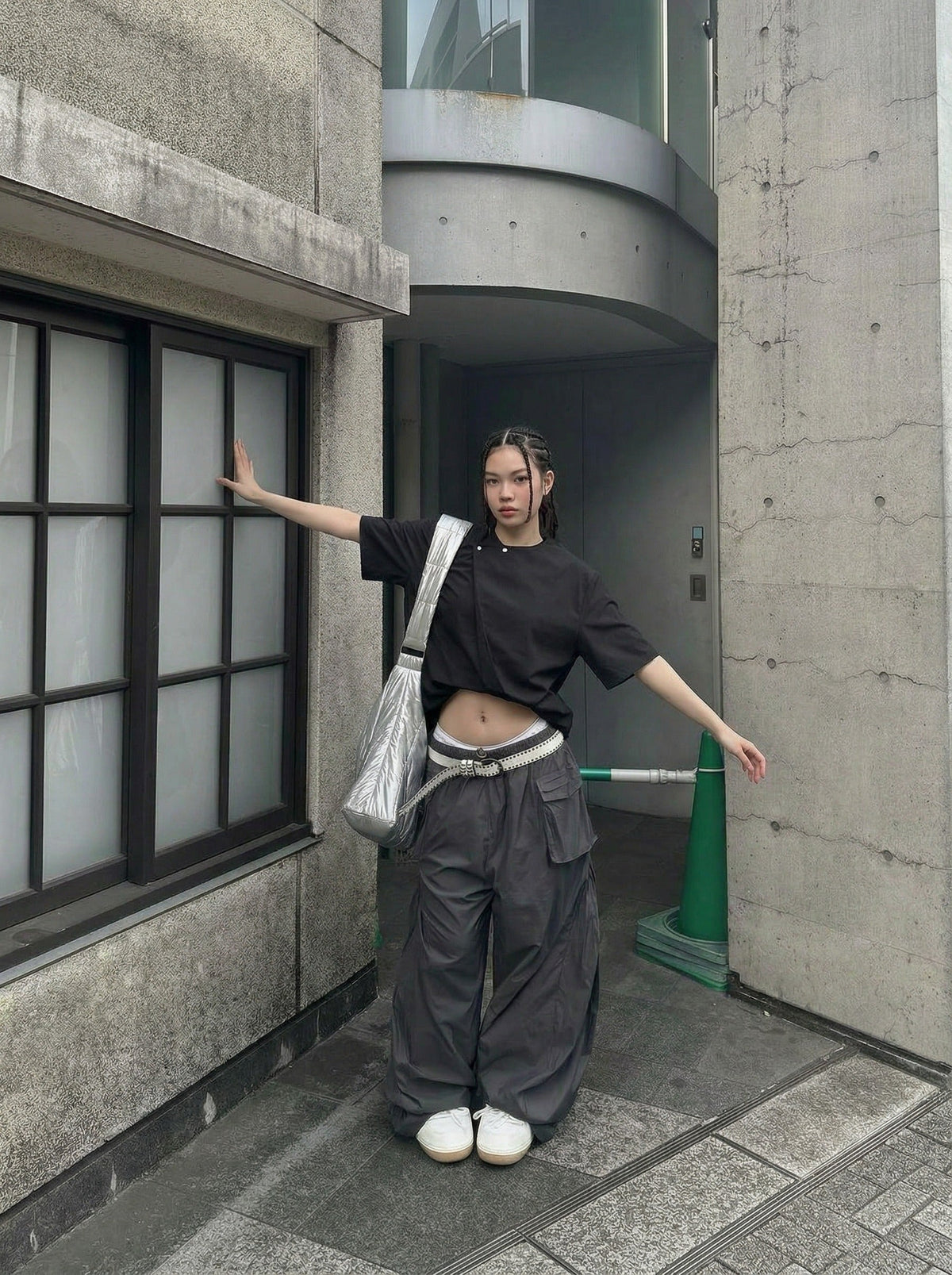 DAXUEN Asymmetrical button detail short-sleeved t-shirt — model photo