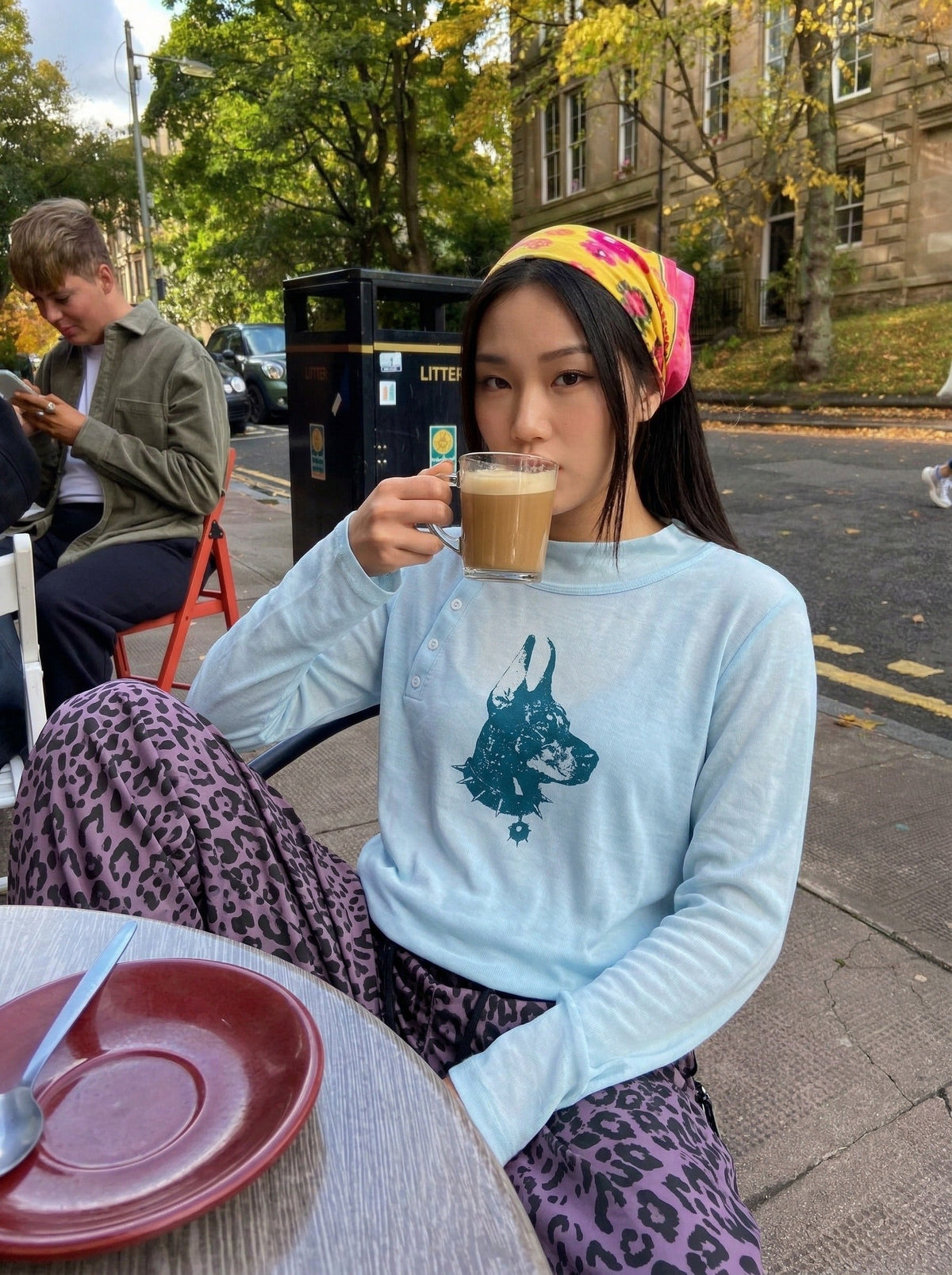 DAXUEN Long-sleeved tee with doberman graphic — model photo