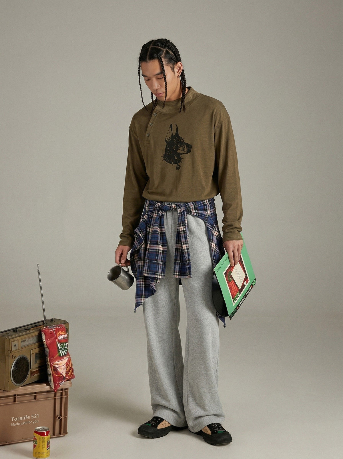 DAXUEN Long-sleeved tee with doberman graphic — model photo