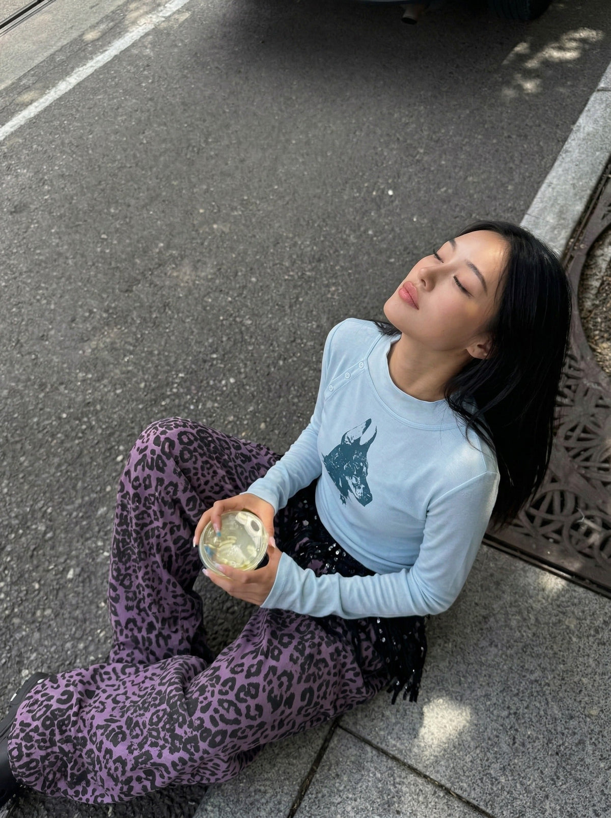 DAXUEN Long-sleeved tee with doberman graphic — model photo