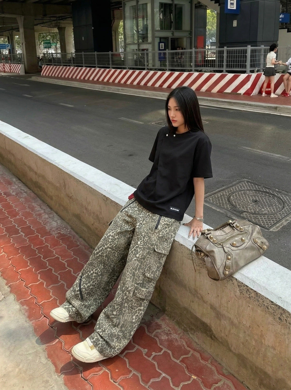 DAXUEN Asymmetrical snap button short-sleeved T-shirt — model photo