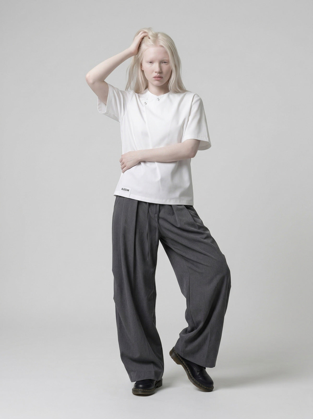 DAXUEN Asymmetrical snap button short-sleeved T-shirt — model photo