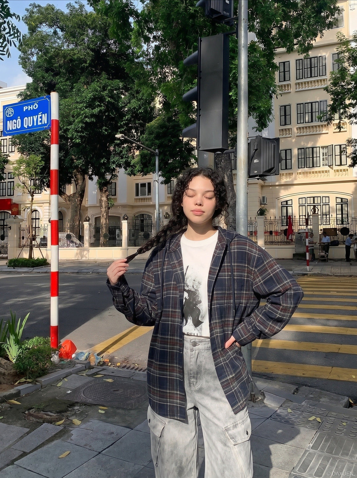 DAXUEN High-waisted wide-leg cargo pants with acid-wash effect — model photo