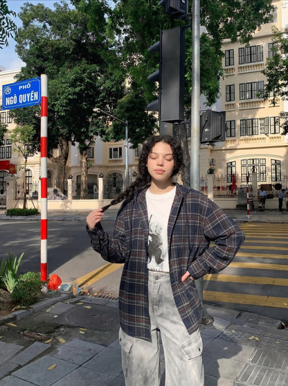 DAXUEN High-waisted wide-leg cargo pants with acid-wash effect — model photo