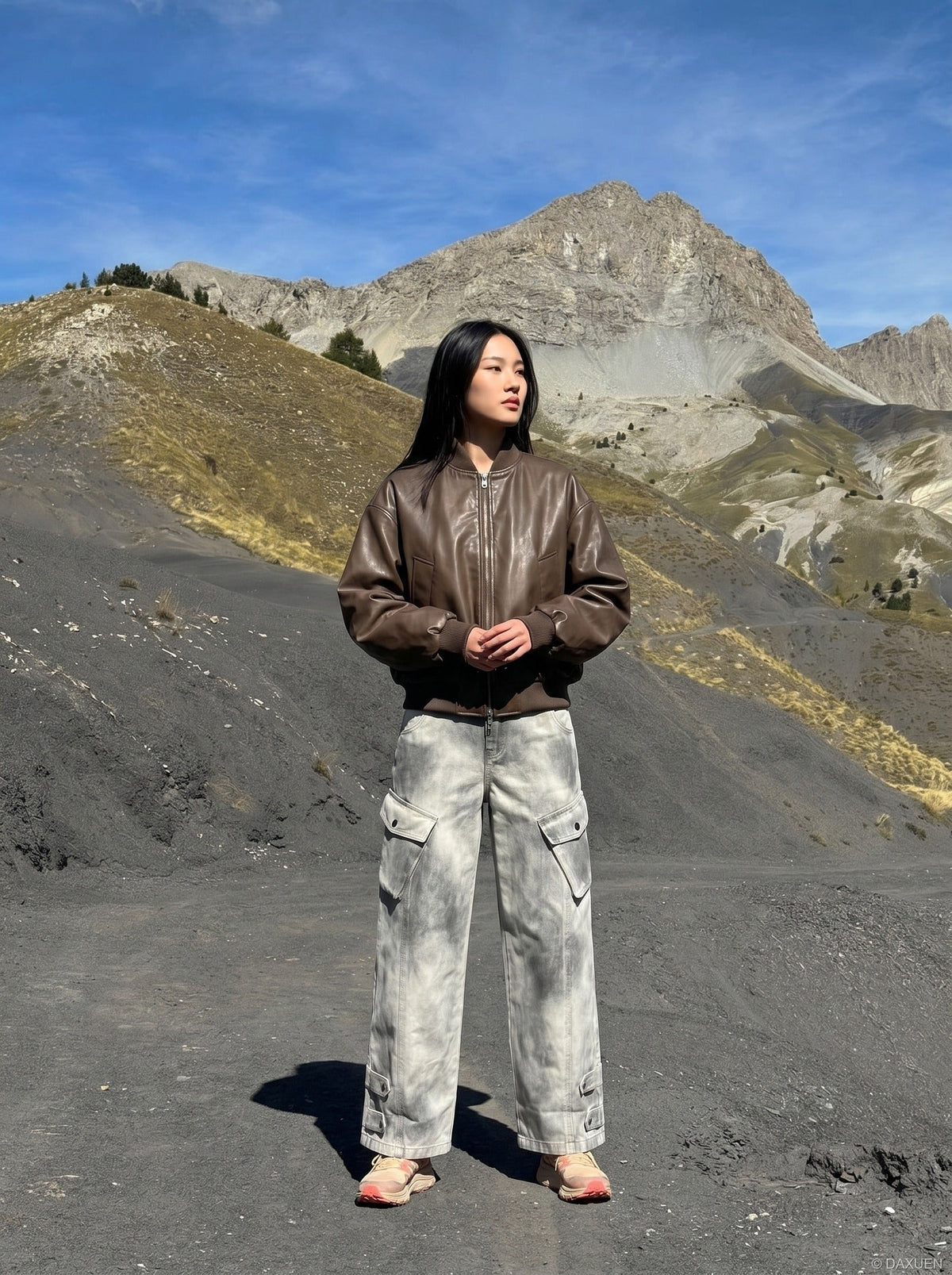DAXUEN High-waisted wide-leg cargo pants with acid-wash effect — model photo