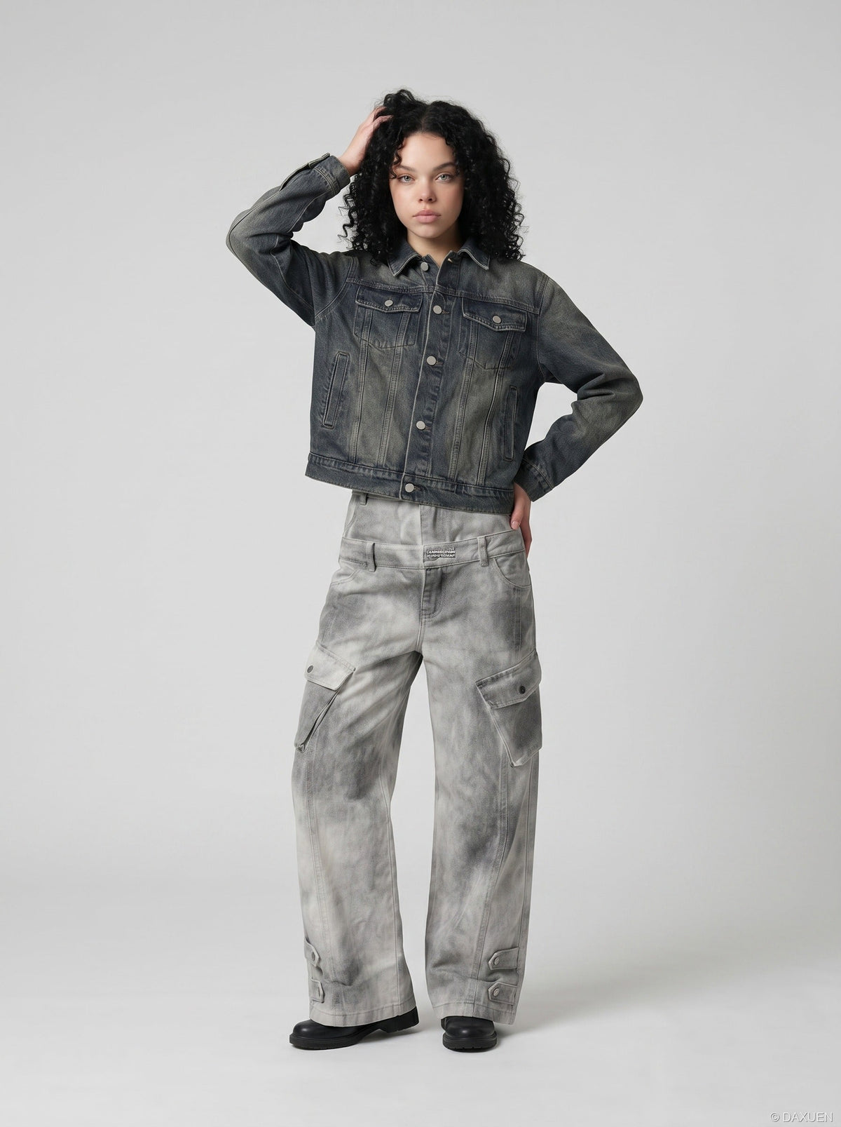 DAXUEN High-waisted wide-leg cargo pants with acid-wash effect — model photo