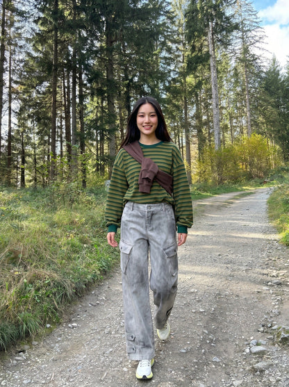 DAXUEN High-waisted wide-leg cargo pants with acid-wash effect — model photo