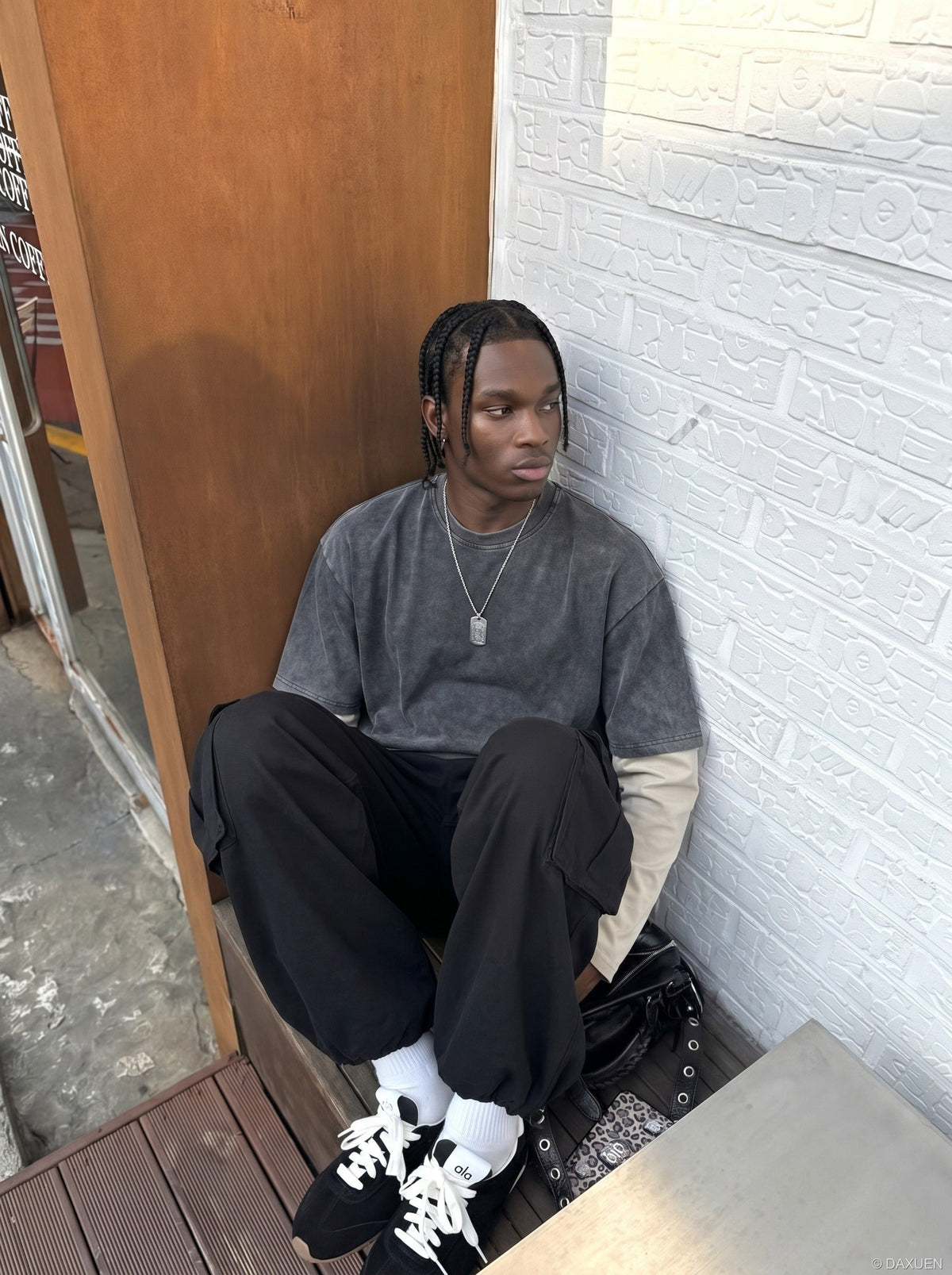 DAXUEN Loose-fitting wide-leg cargo pants — model photo