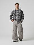 DAXUEN Baggy cargo pants with large pockets and zippers — model photo