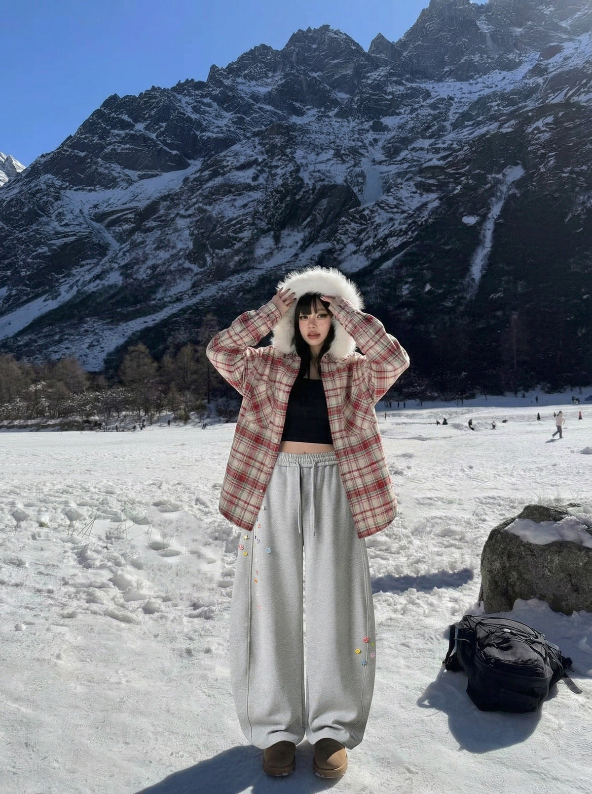 DAXUEN Baggy graphic sweatpants with colorful motifs — model photo