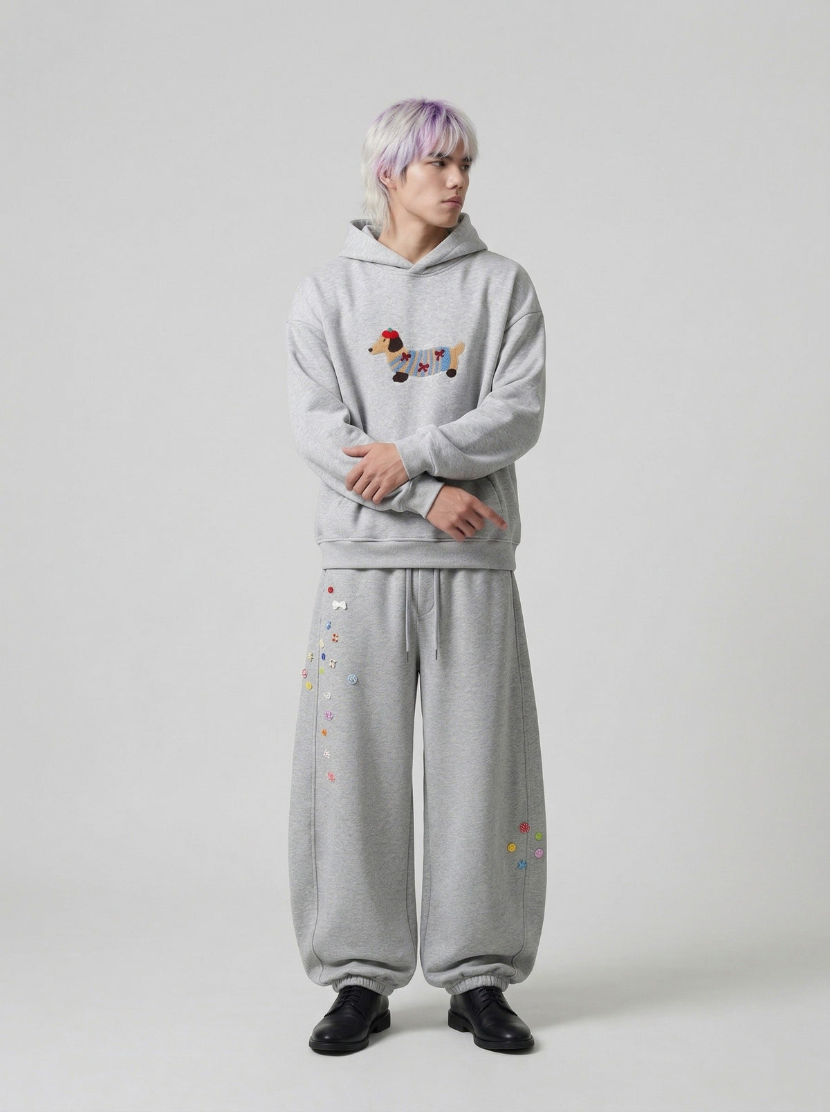 DAXUEN Baggy graphic sweatpants with colorful motifs — model photo