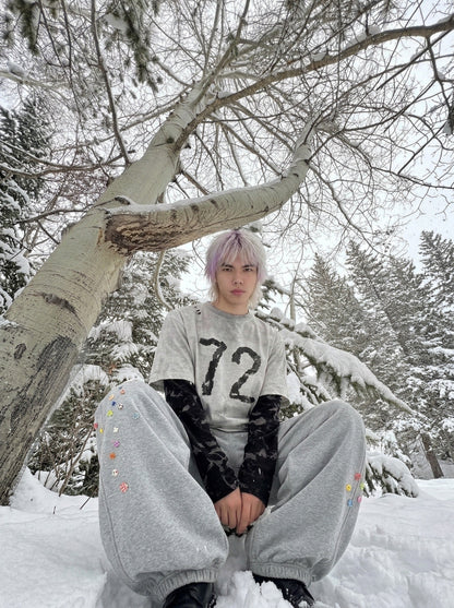 DAXUEN Baggy graphic sweatpants with colorful motifs — model photo