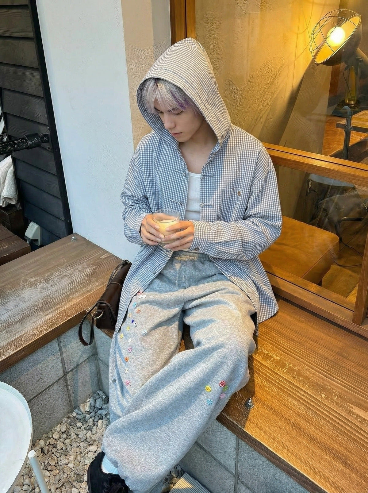 DAXUEN Baggy graphic sweatpants with colorful motifs — model photo