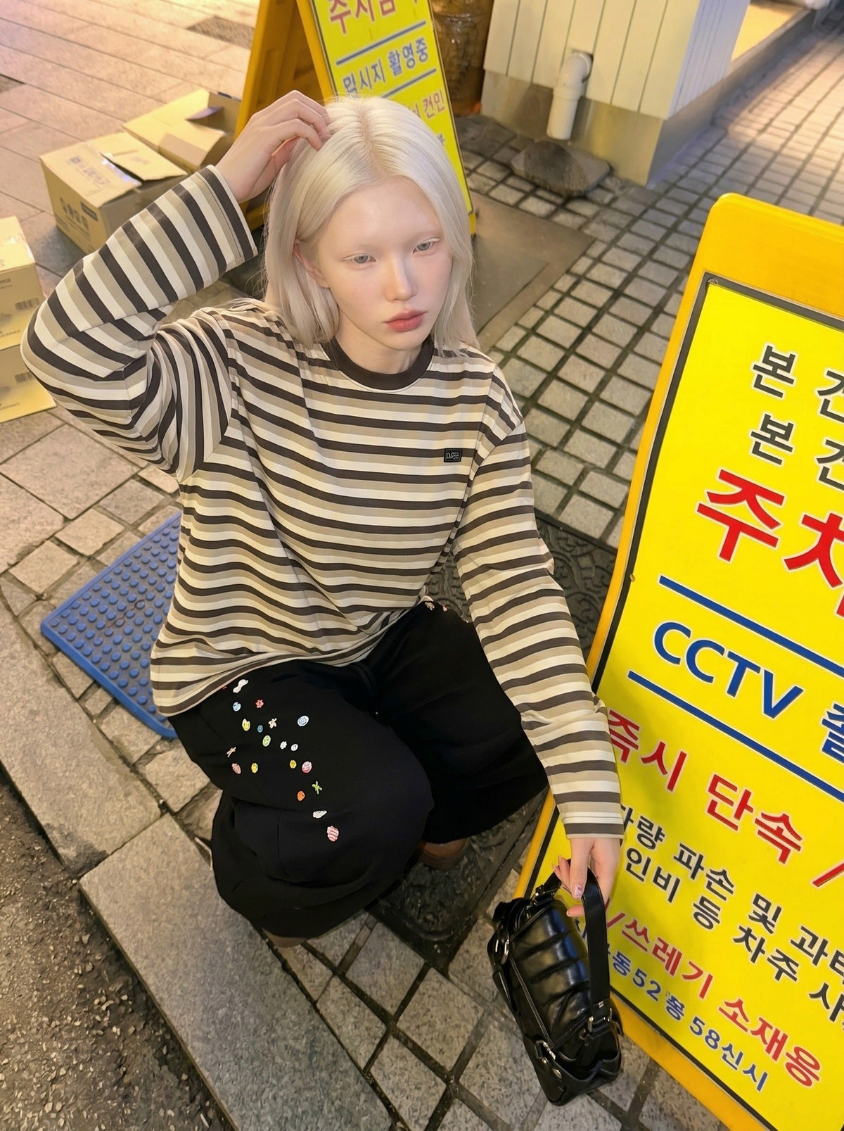 DAXUEN Baggy graphic sweatpants with colorful motifs — model photo
