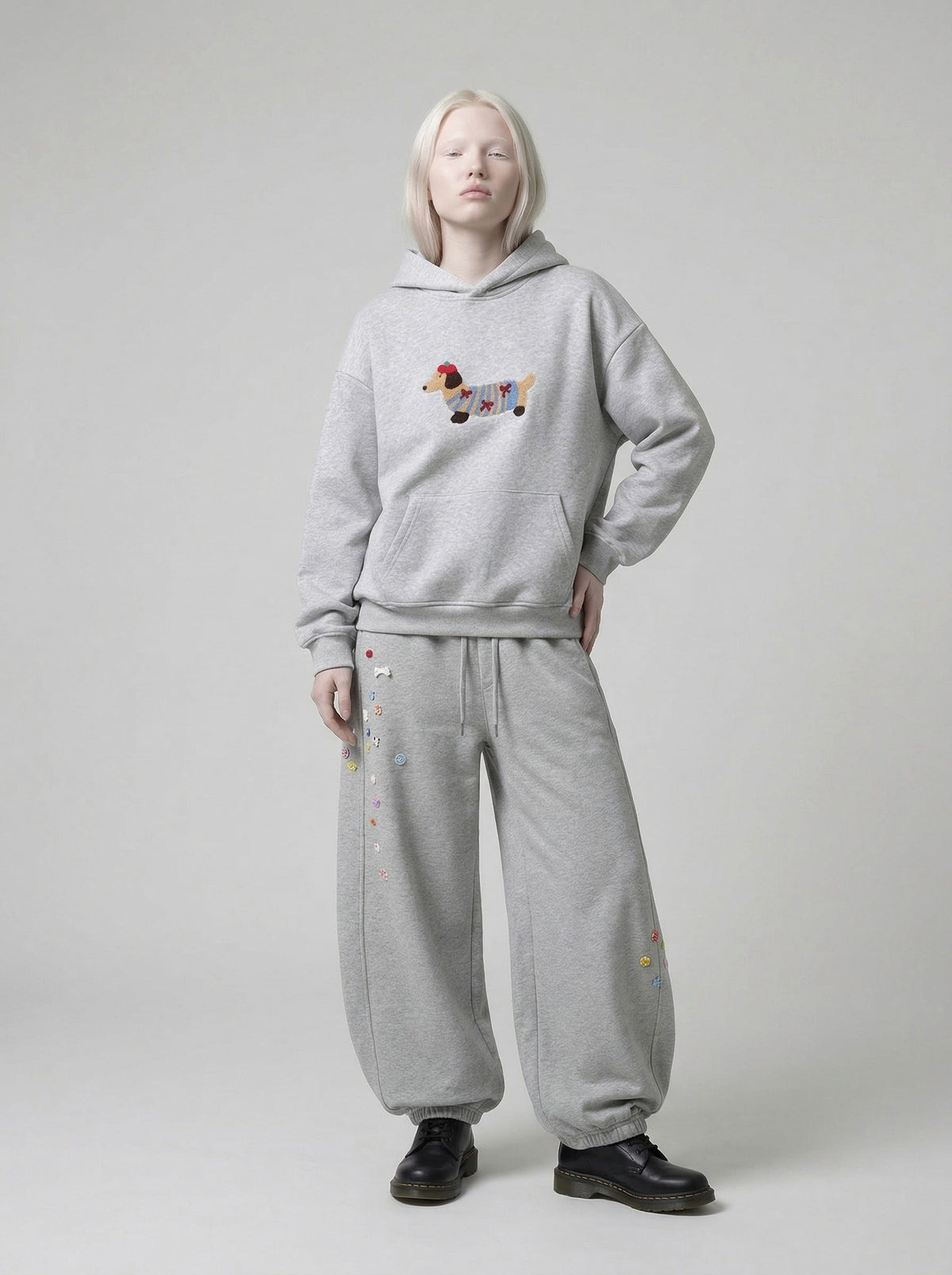 DAXUEN Baggy graphic sweatpants with colorful motifs — model photo