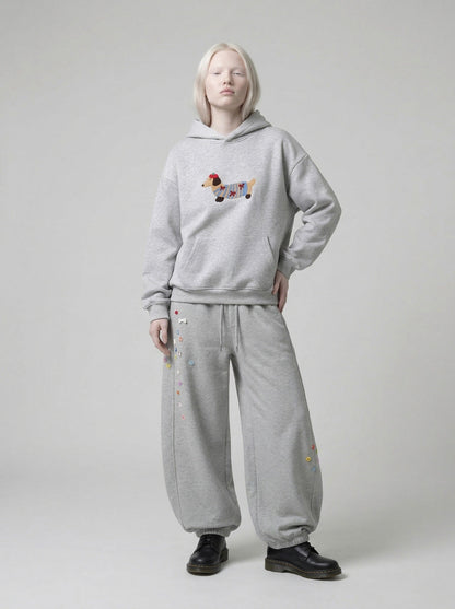 DAXUEN Baggy graphic sweatpants with colorful motifs — model photo