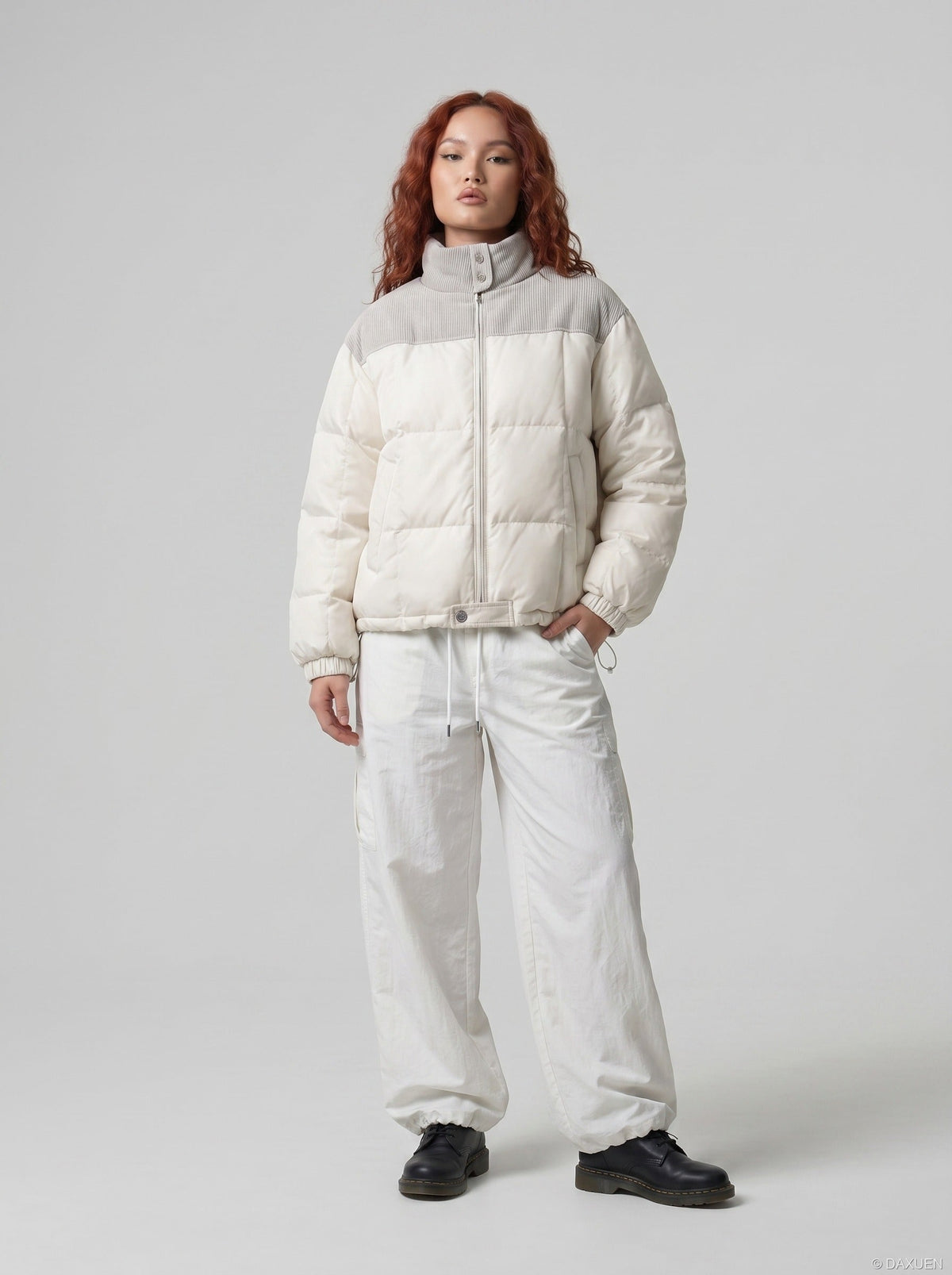 DAXUEN Loose-fitting wide-leg trousers in light grey and black — model photo