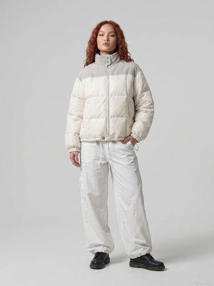 DAXUEN Loose-fitting wide-leg trousers in light grey and black — model photo