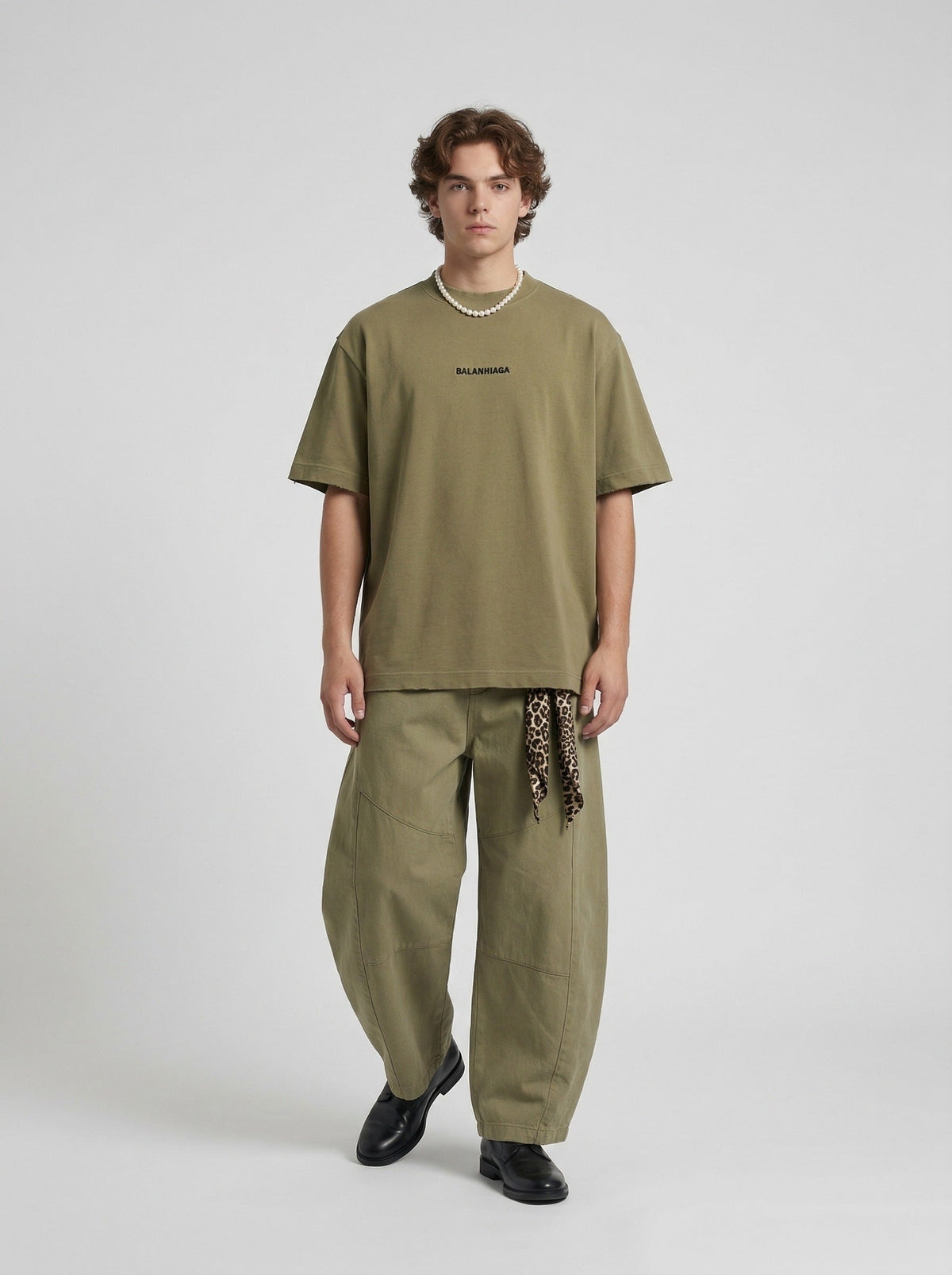 DAXUEN Oversized t-shirt with BALANHIAGA embroidery — model photo