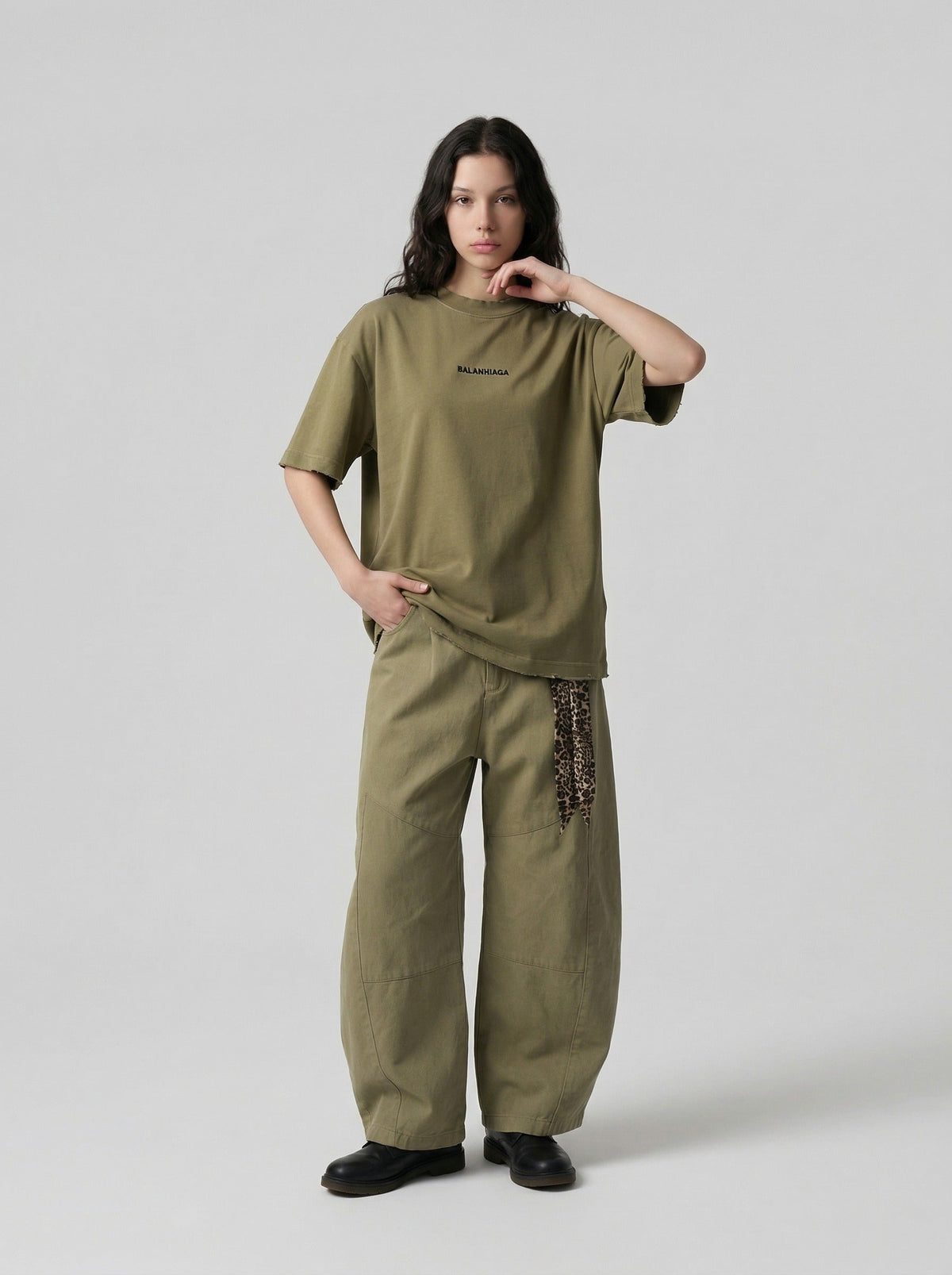 DAXUEN Oversized t-shirt with BALANHIAGA embroidery — model photo