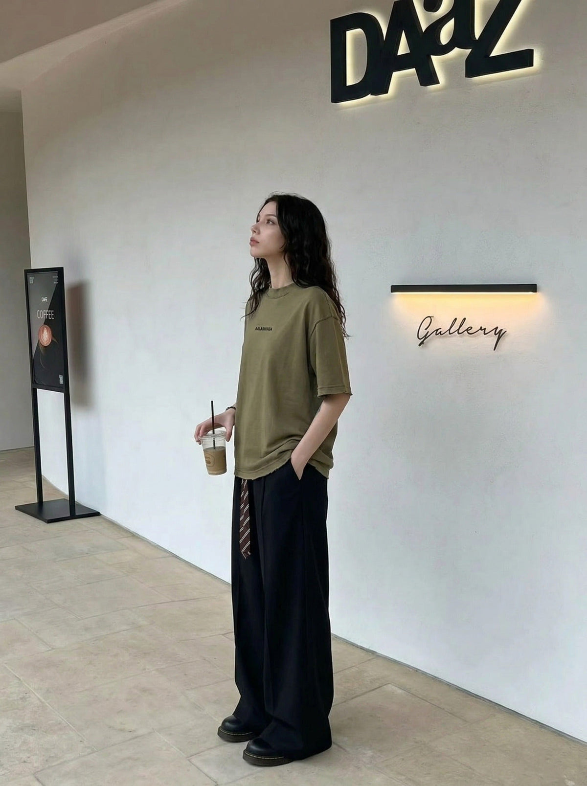 DAXUEN Oversized t-shirt with BALANHIAGA embroidery — model photo