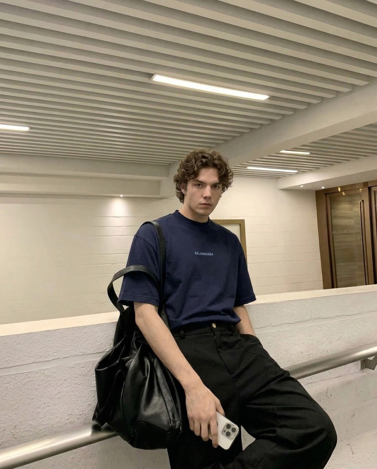 DAXUEN Oversized t-shirt with BALANHIAGA embroidery — model photo