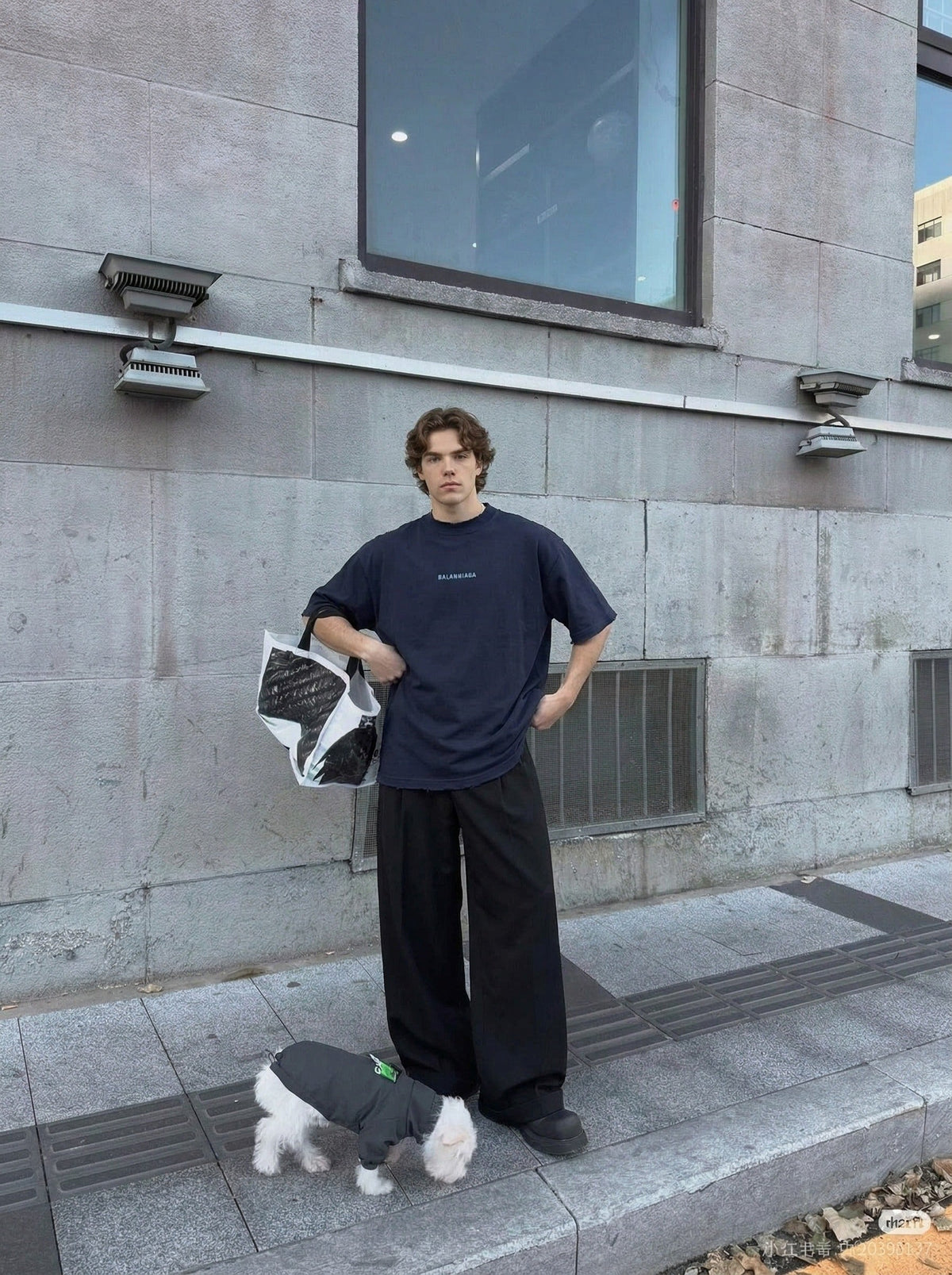 DAXUEN Oversized t-shirt with BALANHIAGA embroidery — model photo