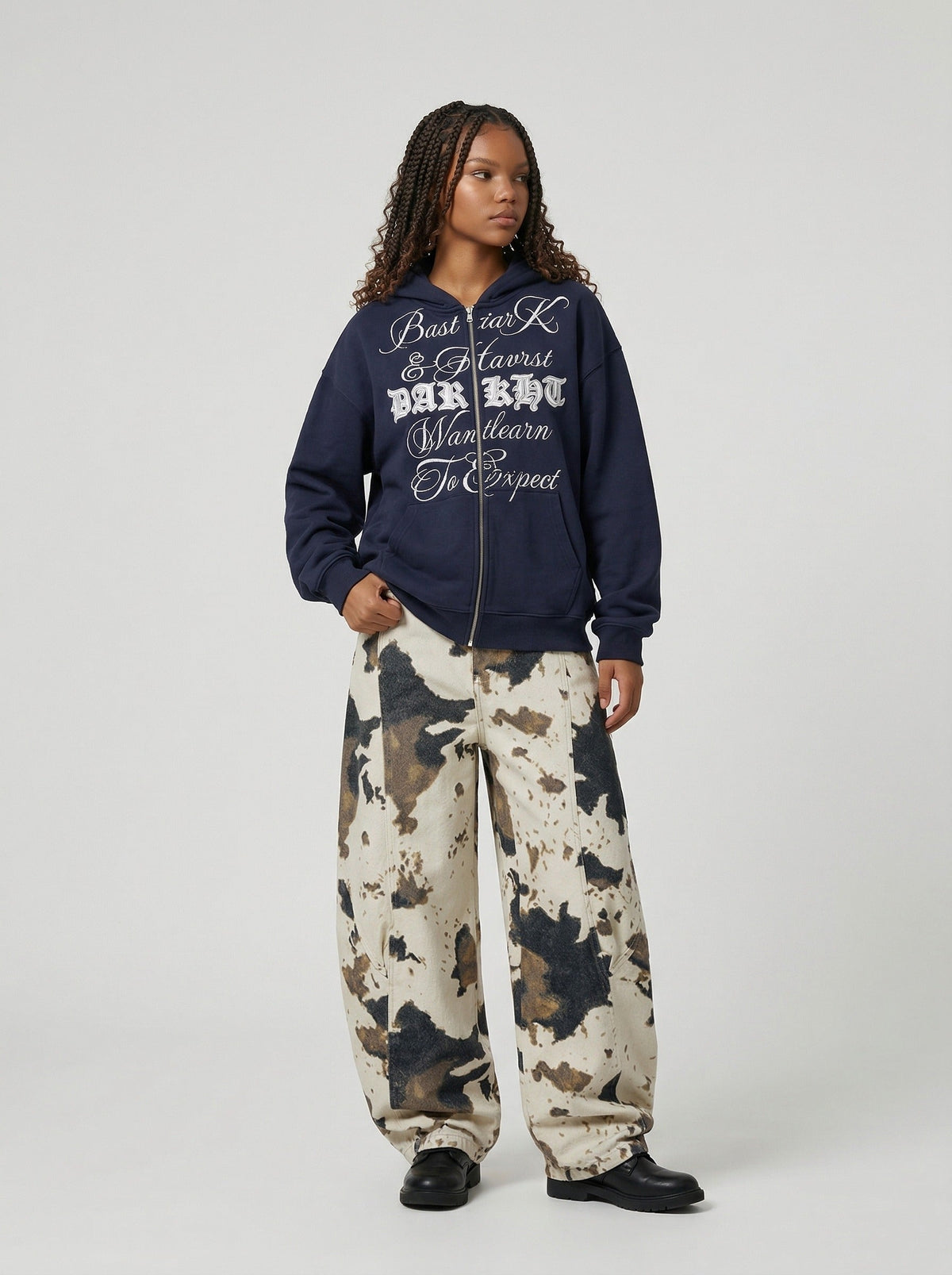 DAXUEN Bastiar K graphic full-zip hooded sweatshirt — model photo