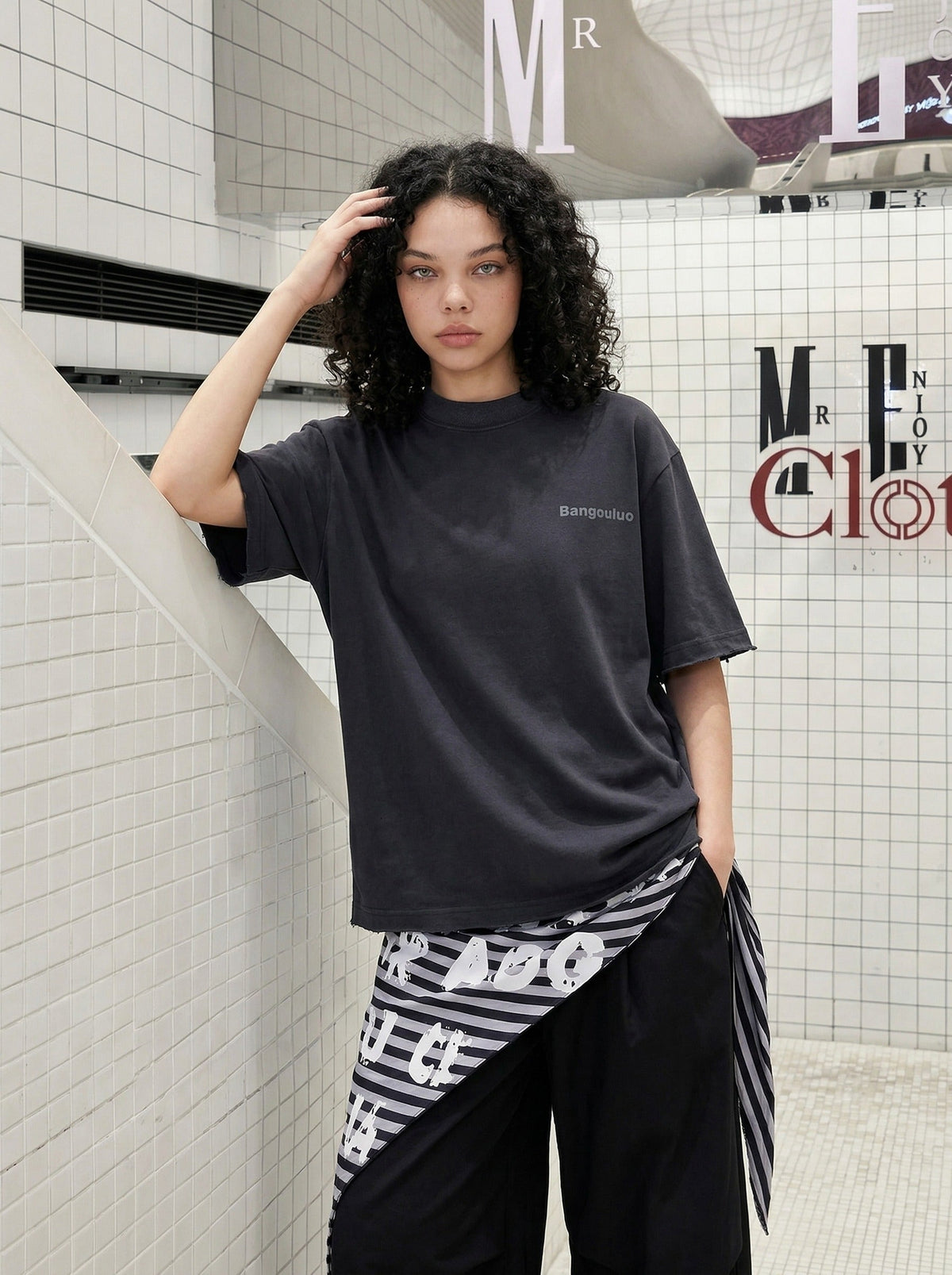 DAXUEN Distressed short-sleeve T-shirt with graphic panel — model photo