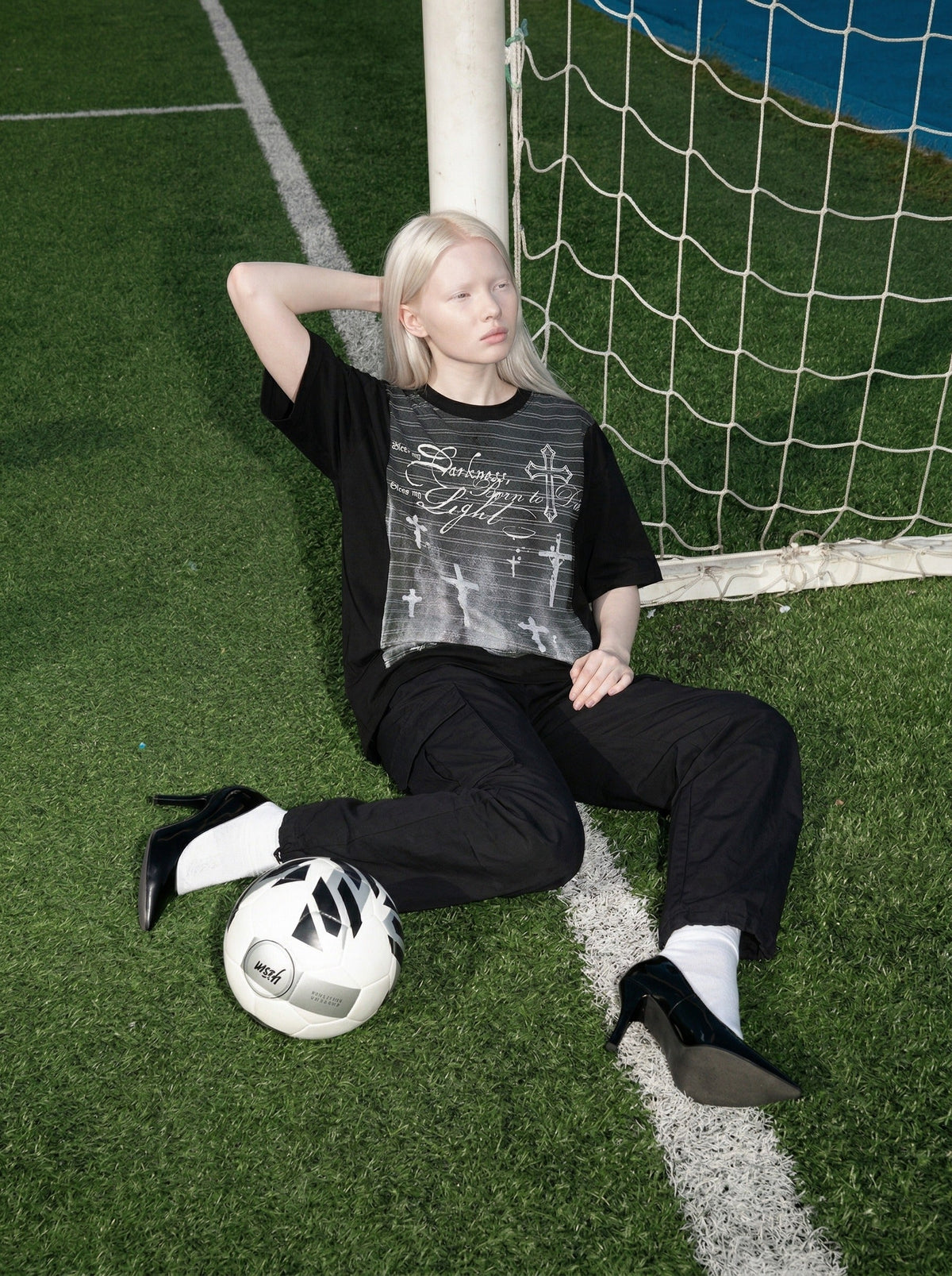 DAXUEN Oversized short-sleeved graphic T-shirt in black or white — model photo