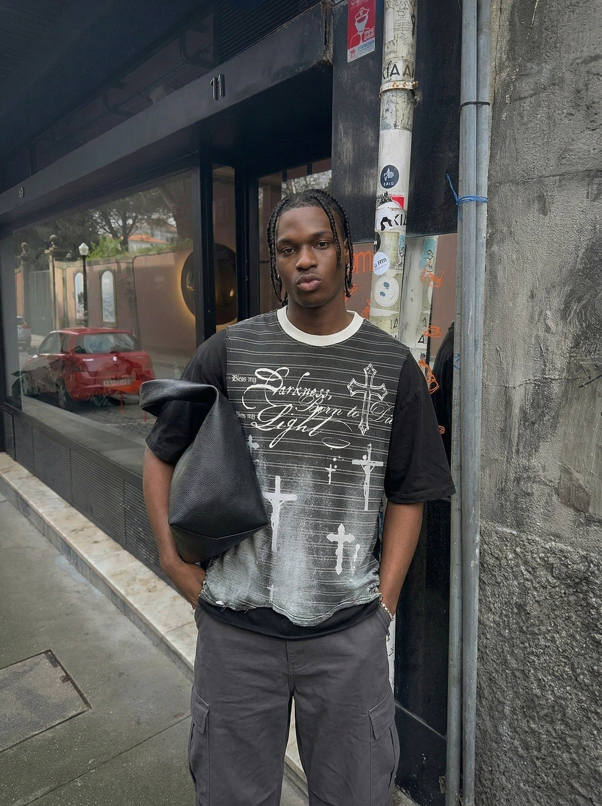 DAXUEN Oversized short-sleeved graphic T-shirt in black or white — model photo