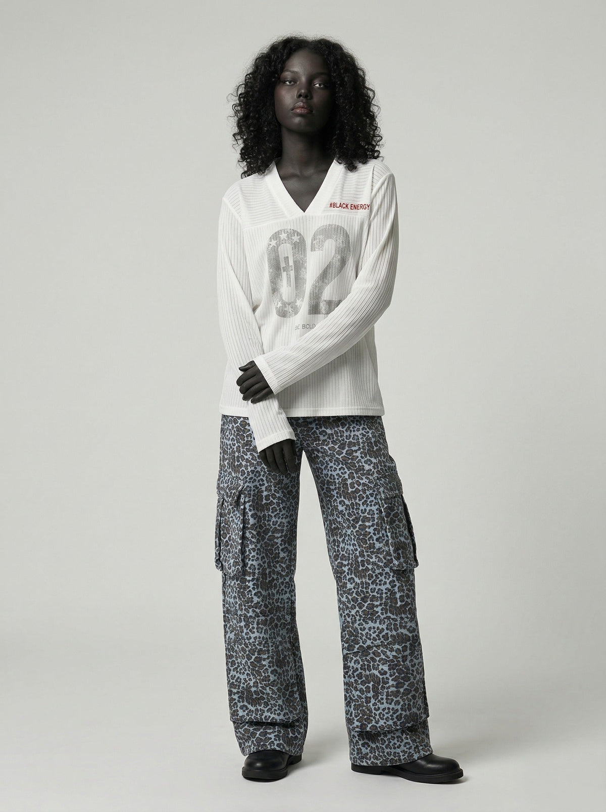 DAXUEN Long-sleeved V-neck top with graphic prints — model photo