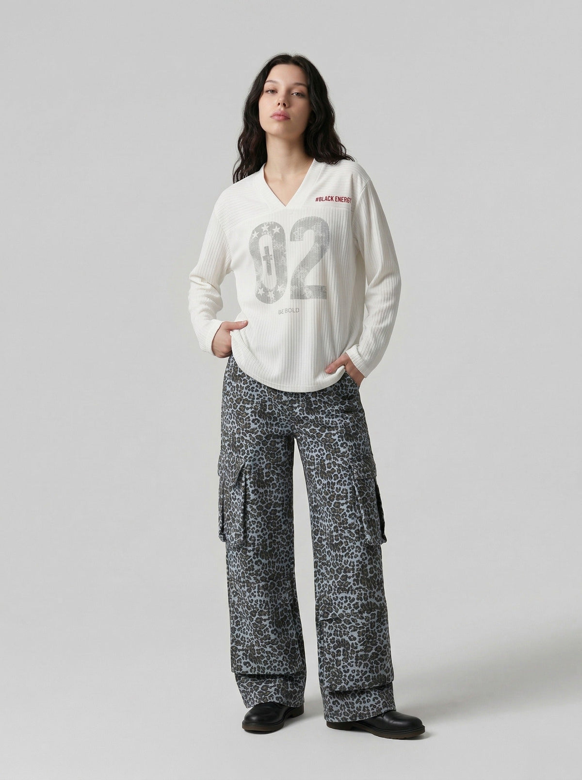 DAXUEN Long-sleeved V-neck top with graphic prints — model photo