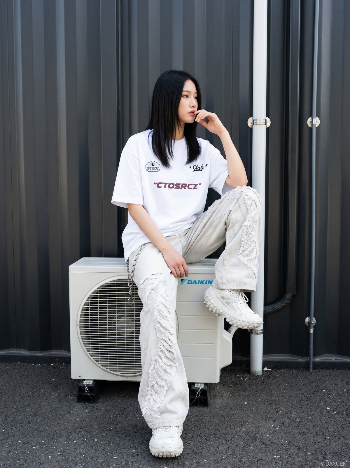 DAXUEN white oversized cloud graphic tee — model photo