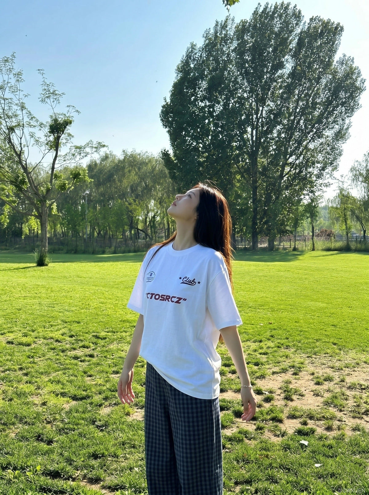 DAXUEN white oversized cloud graphic tee — model photo