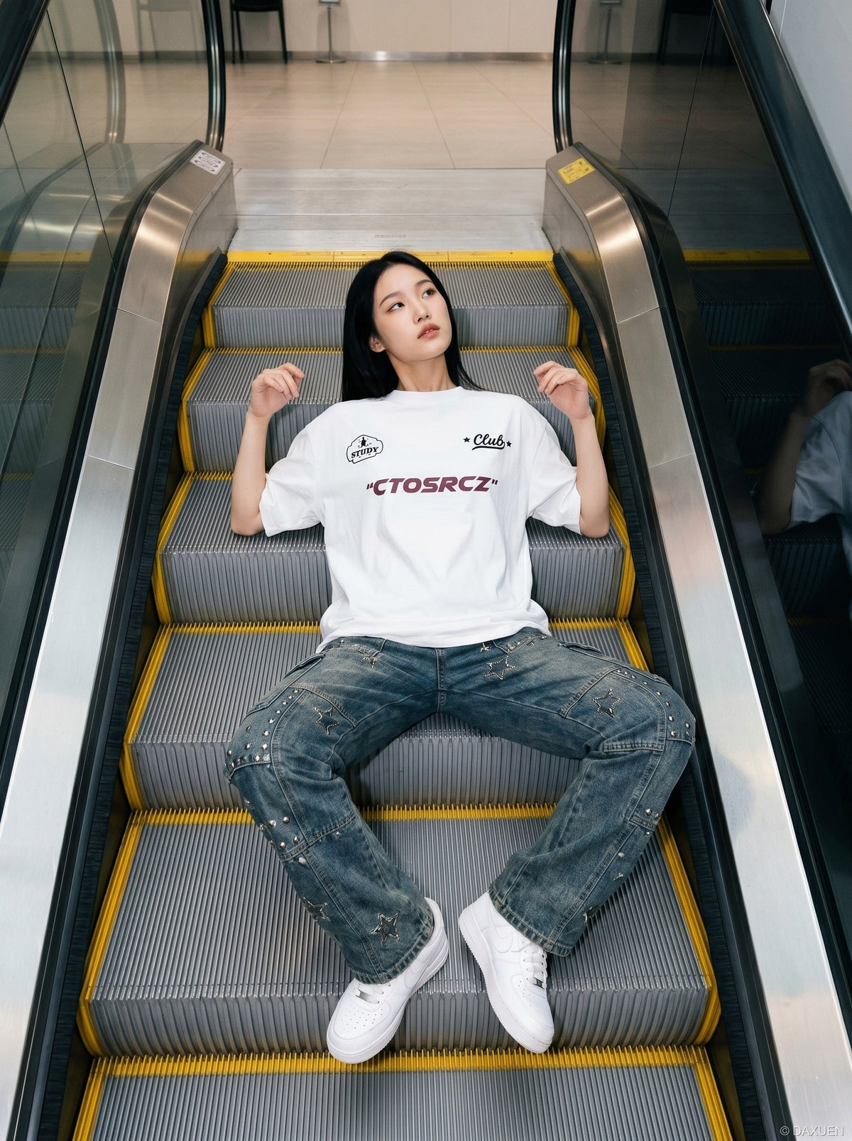 DAXUEN white oversized cloud graphic tee — model photo