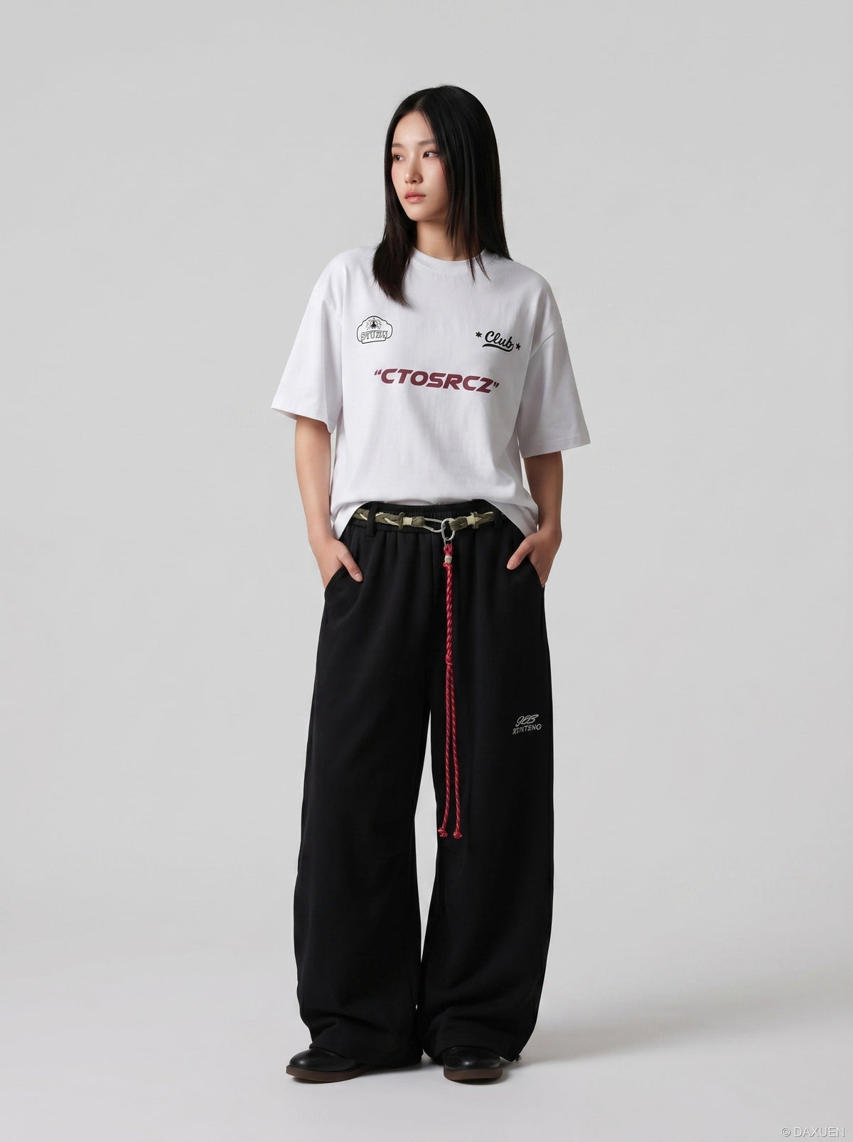 DAXUEN white oversized cloud graphic tee — model photo