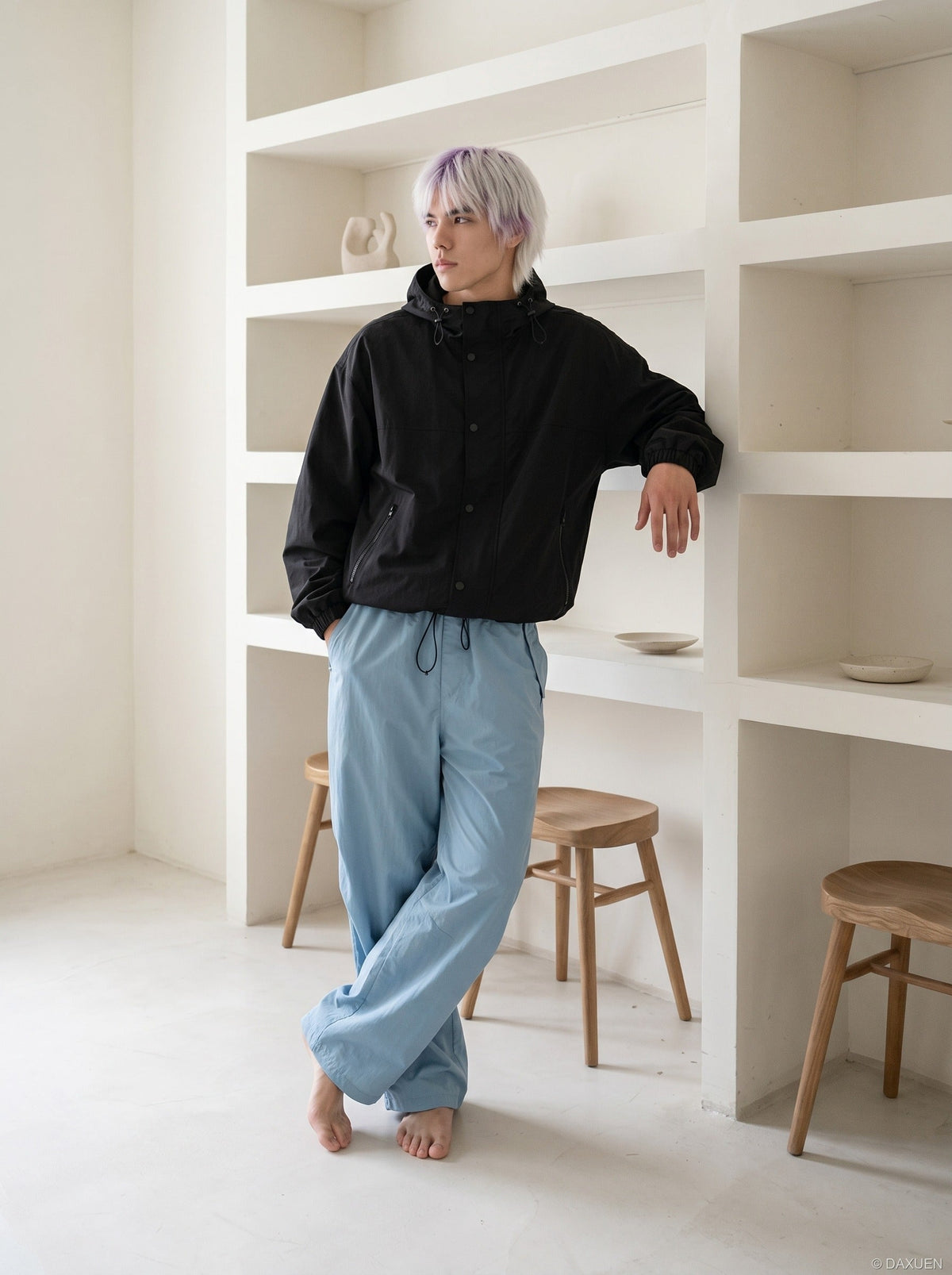 DAXUEN black wide-leg trousers with bold emblem — model photo