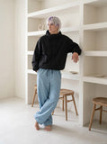 DAXUEN black wide-leg trousers with bold emblem — model photo