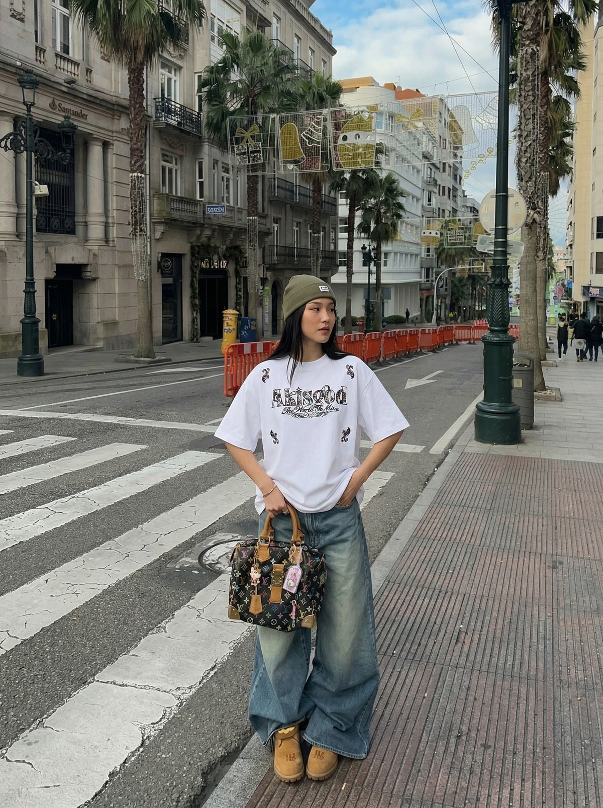 DAXUEN Short-sleeved embroidered T-shirt in black and white — model photo