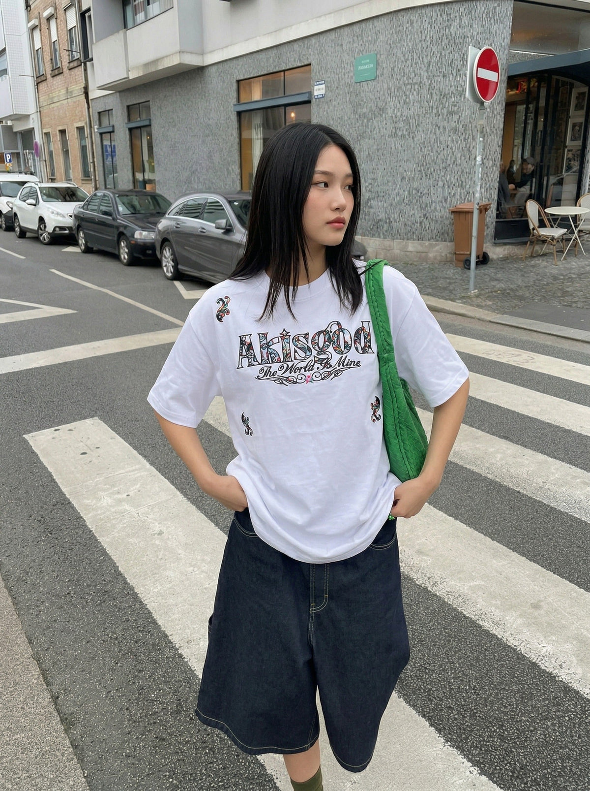 DAXUEN Short-sleeved embroidered T-shirt in black and white — model photo