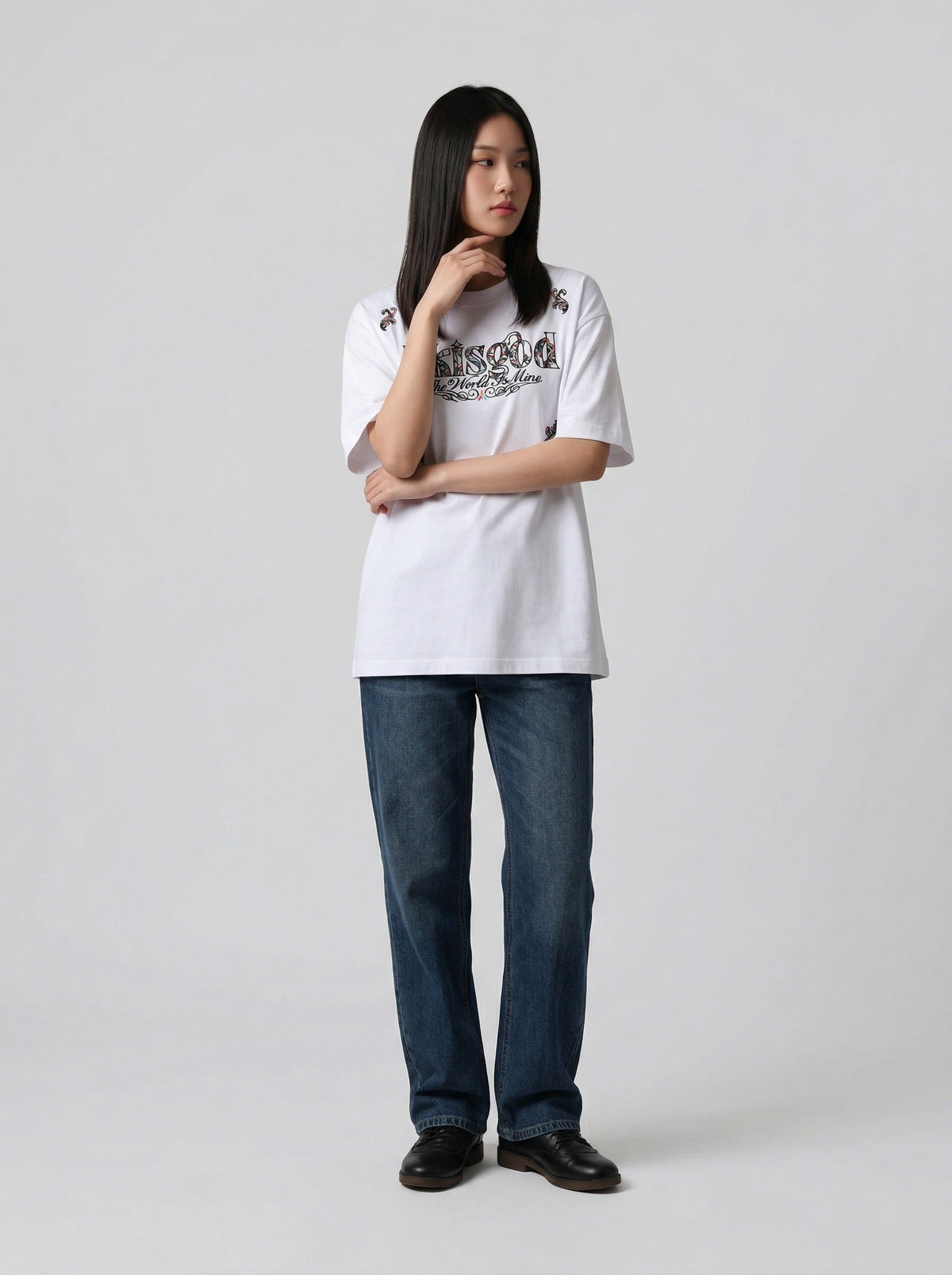 DAXUEN Short-sleeved embroidered T-shirt in black and white — model photo