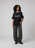 DAXUEN solid colour short-sleeve t-shirt with geometric emblem — model photo