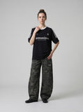 DAXUEN solid colour short-sleeve t-shirt with geometric emblem — model photo