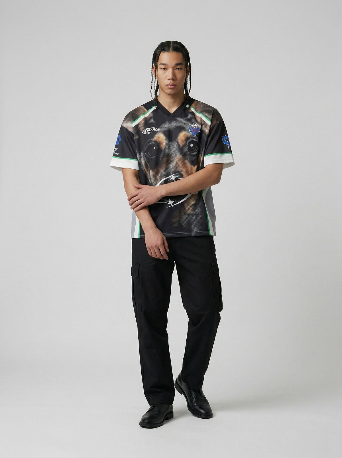 DAXUEN Short-sleeve athletic V-neck T-shirt with dog graphic — model photo