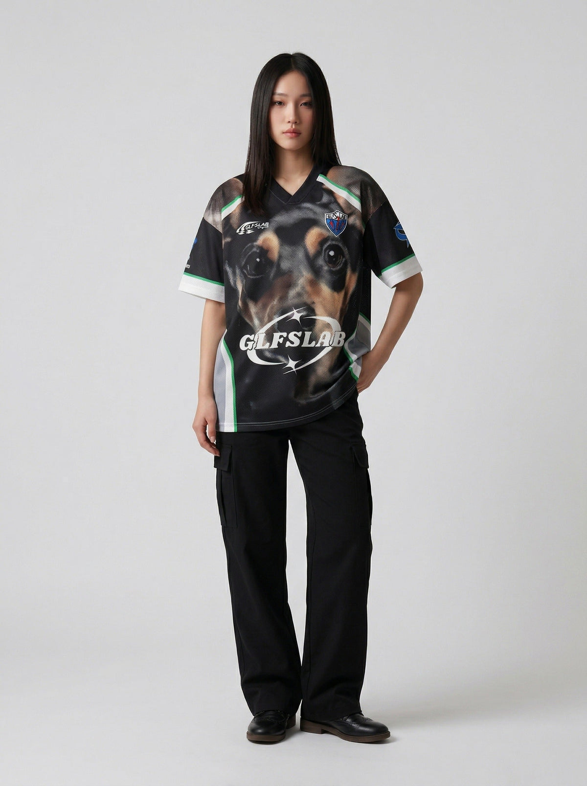 DAXUEN Short-sleeve athletic V-neck T-shirt with dog graphic — model photo