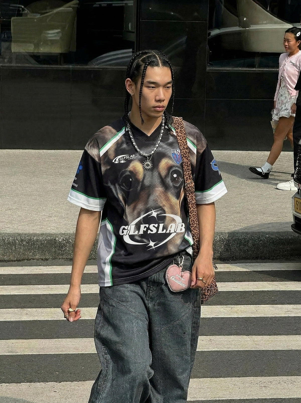 DAXUEN Short-sleeve athletic V-neck T-shirt with dog graphic — model photo