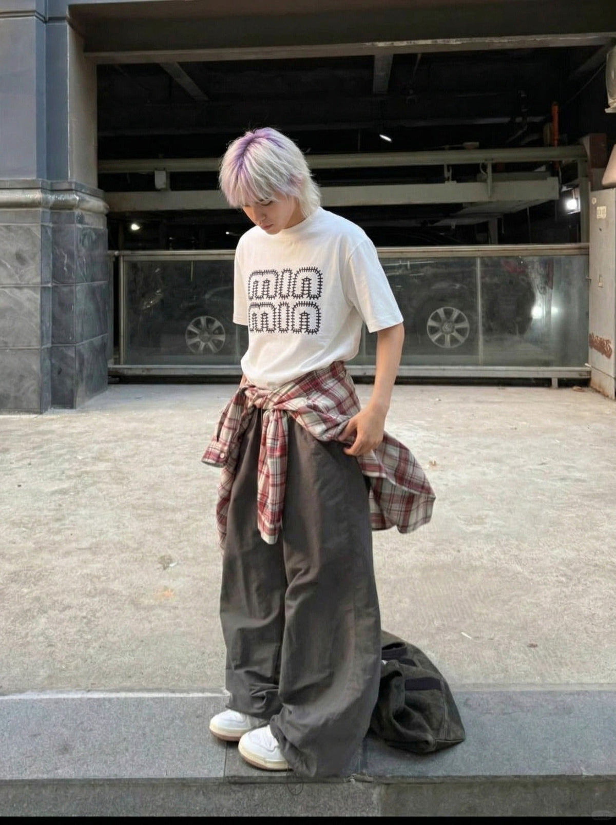 DAXUEN Short-sleeved T-shirt with graphic design — model photo