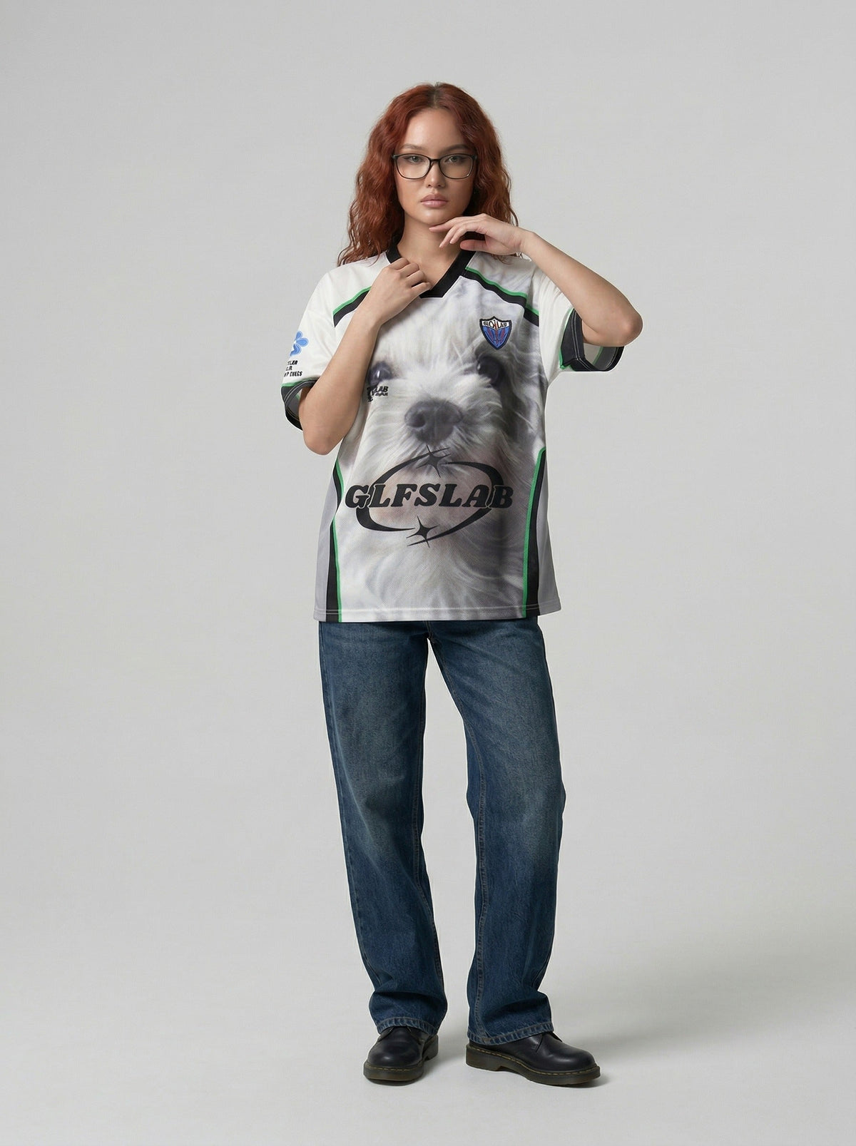 DAXUEN Loose-fit short-sleeved V-neck graphic tee — model photo