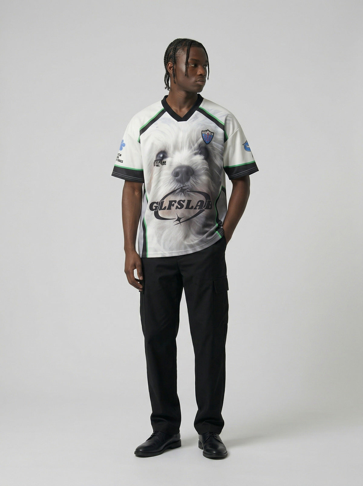 DAXUEN Loose-fit short-sleeved V-neck graphic tee — model photo